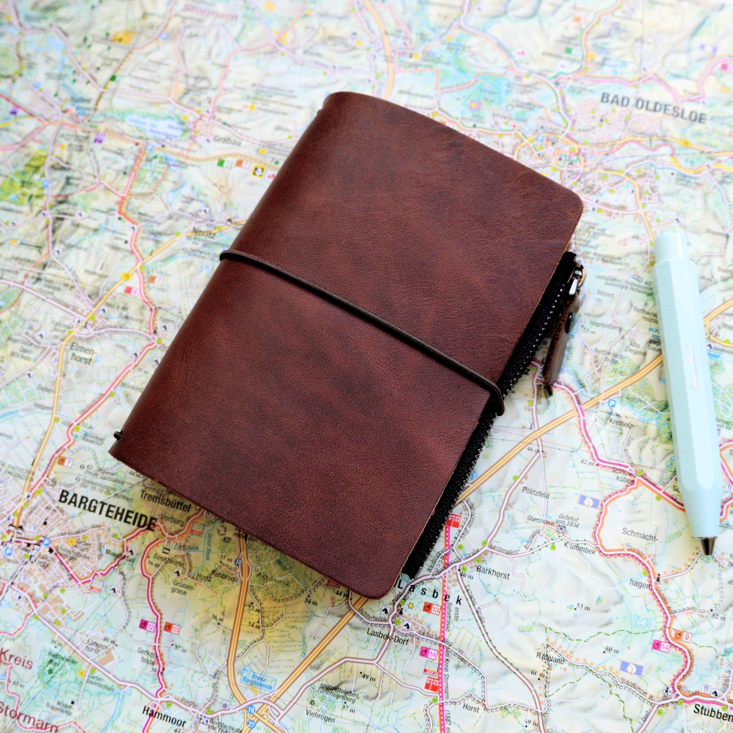 Signature Passport EDC Set: Traveler’s Notebook & Wallet aus Leder