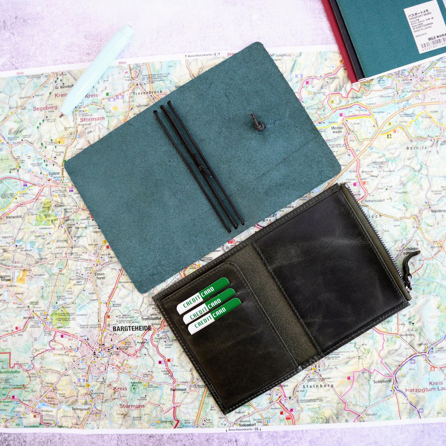 Signature Passport EDC Set: Traveler’s Notebook & Wallet aus Leder