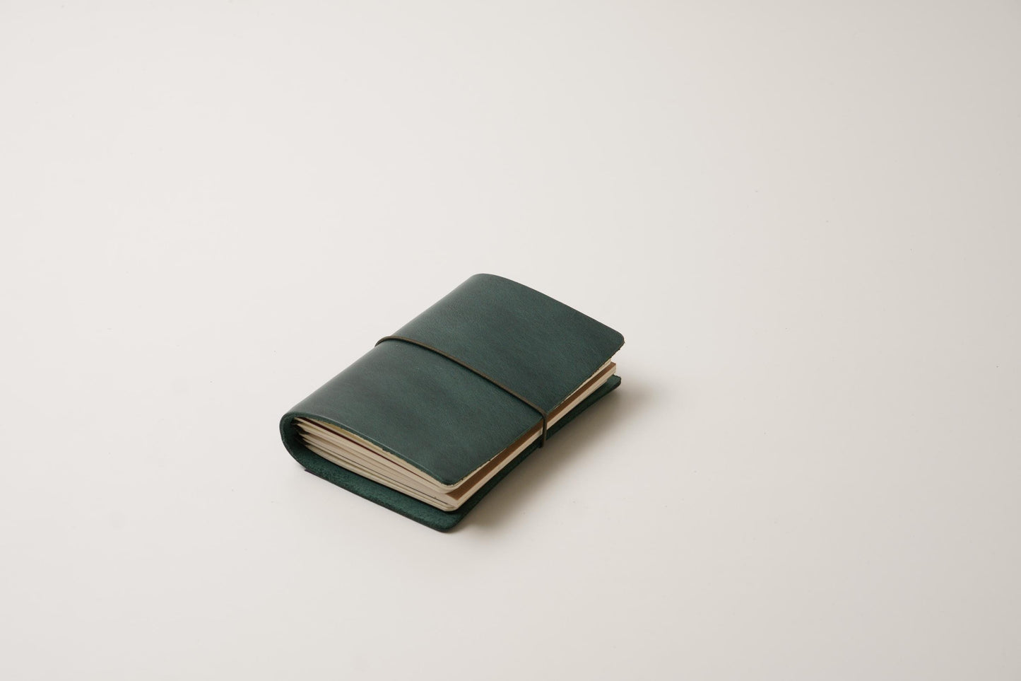 Leder Traveler's Notebook Cover (Passport-Größe): Platz für 4 Inserts