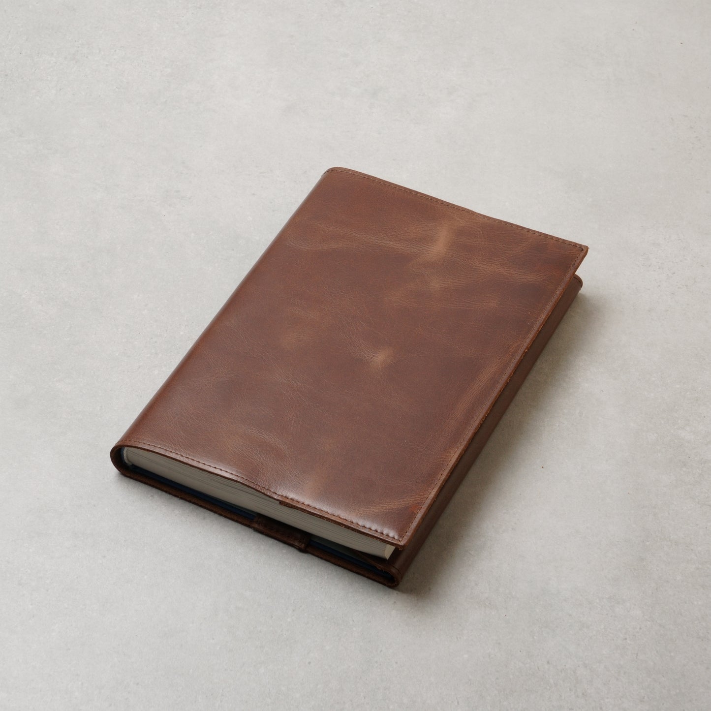 Adjustable Leather Book Cover: Universal Fit for Paperbacks & Hardcovers