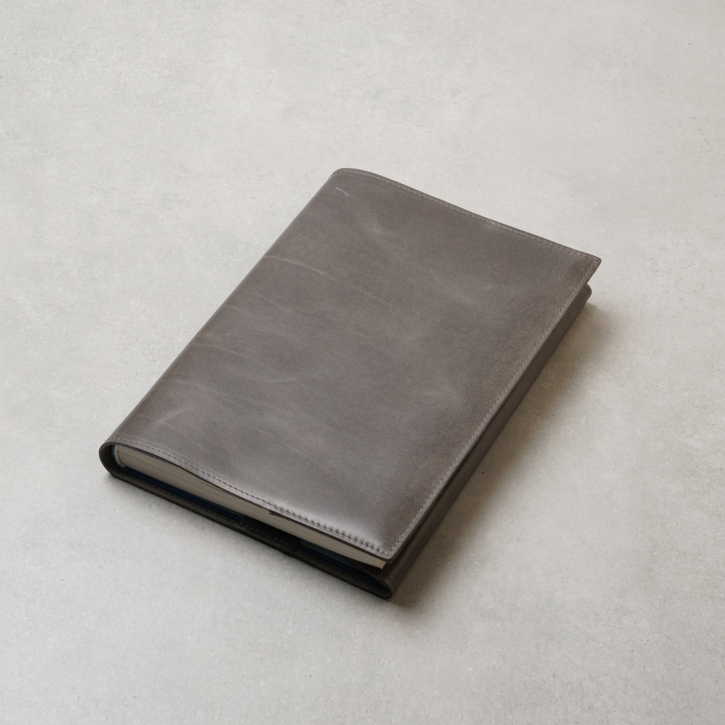 Adjustable Leather Book Cover: Universal Fit for Paperbacks & Hardcovers