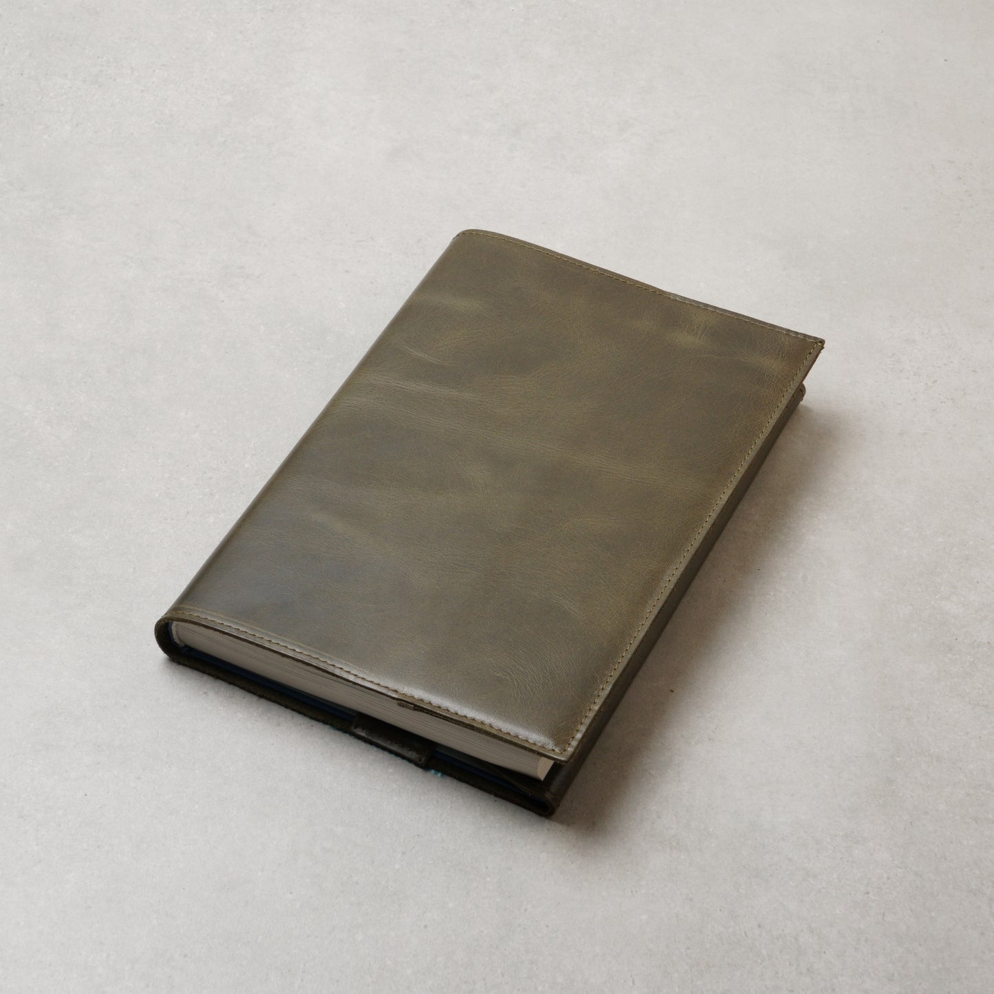 Adjustable Leather Book Cover: Universal Fit for Paperbacks & Hardcovers