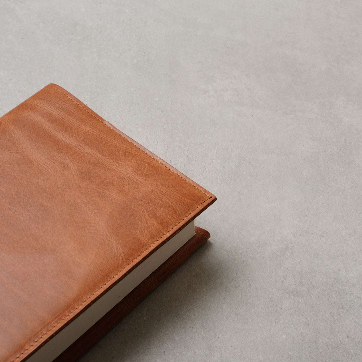 Adjustable Leather Book Cover: Universal Fit for Paperbacks & Hardcovers
