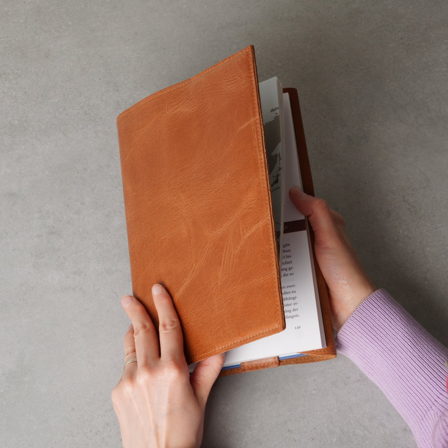 Adjustable Leather Book Cover: Universal Fit for Paperbacks & Hardcovers