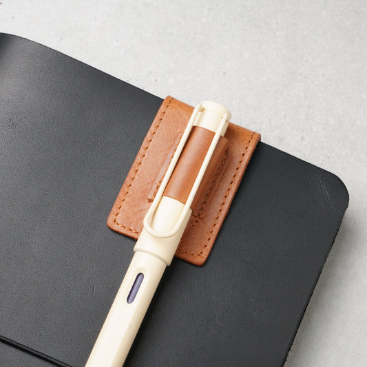 Vertikaler magnetischer Pen Clip aus Leder: Sicherer Stifthalter für Journale
