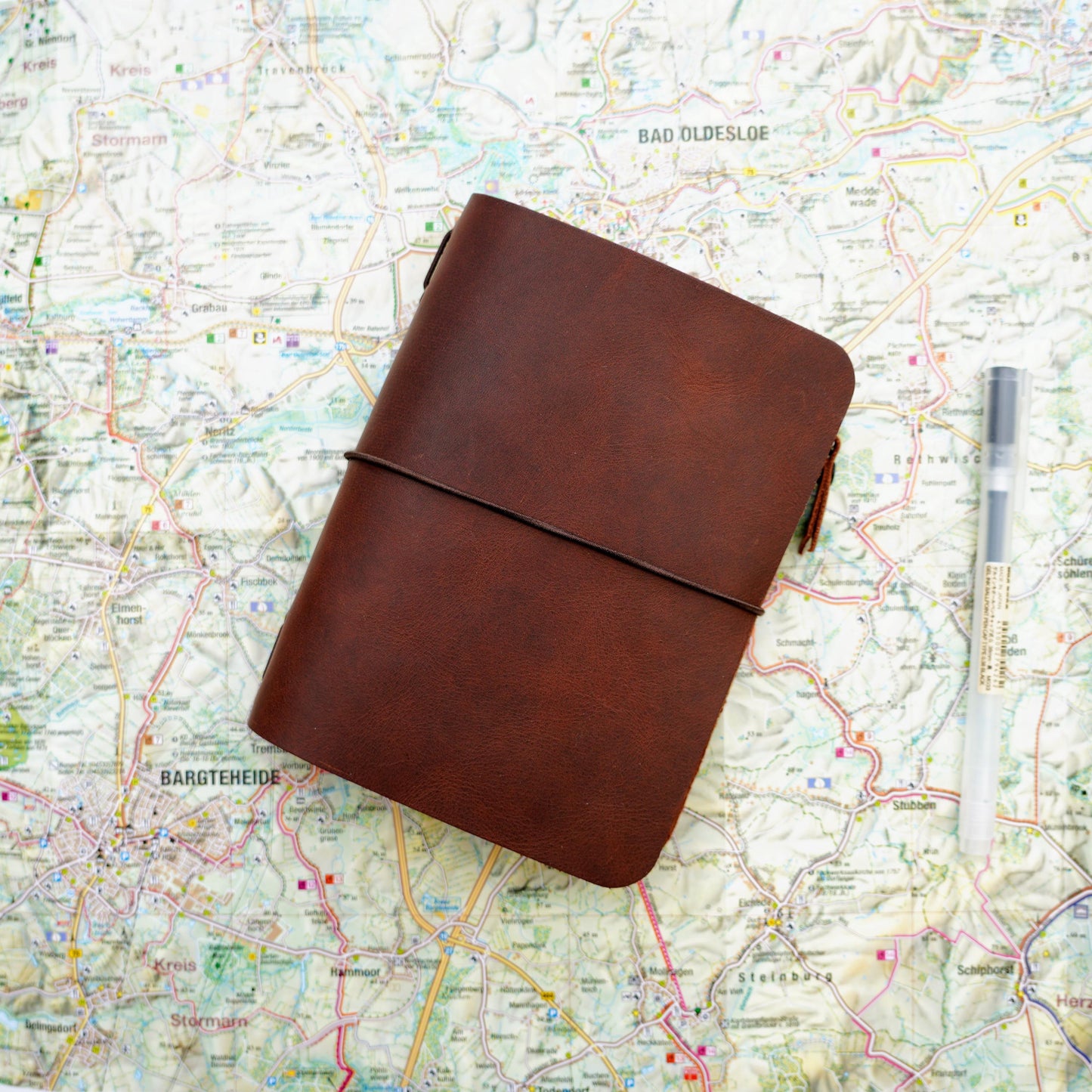 Signature A6 Traveler’s Notebook & Wallet Set aus Leder