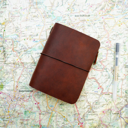 Signature A6 Traveler’s Notebook & Wallet Set aus Leder
