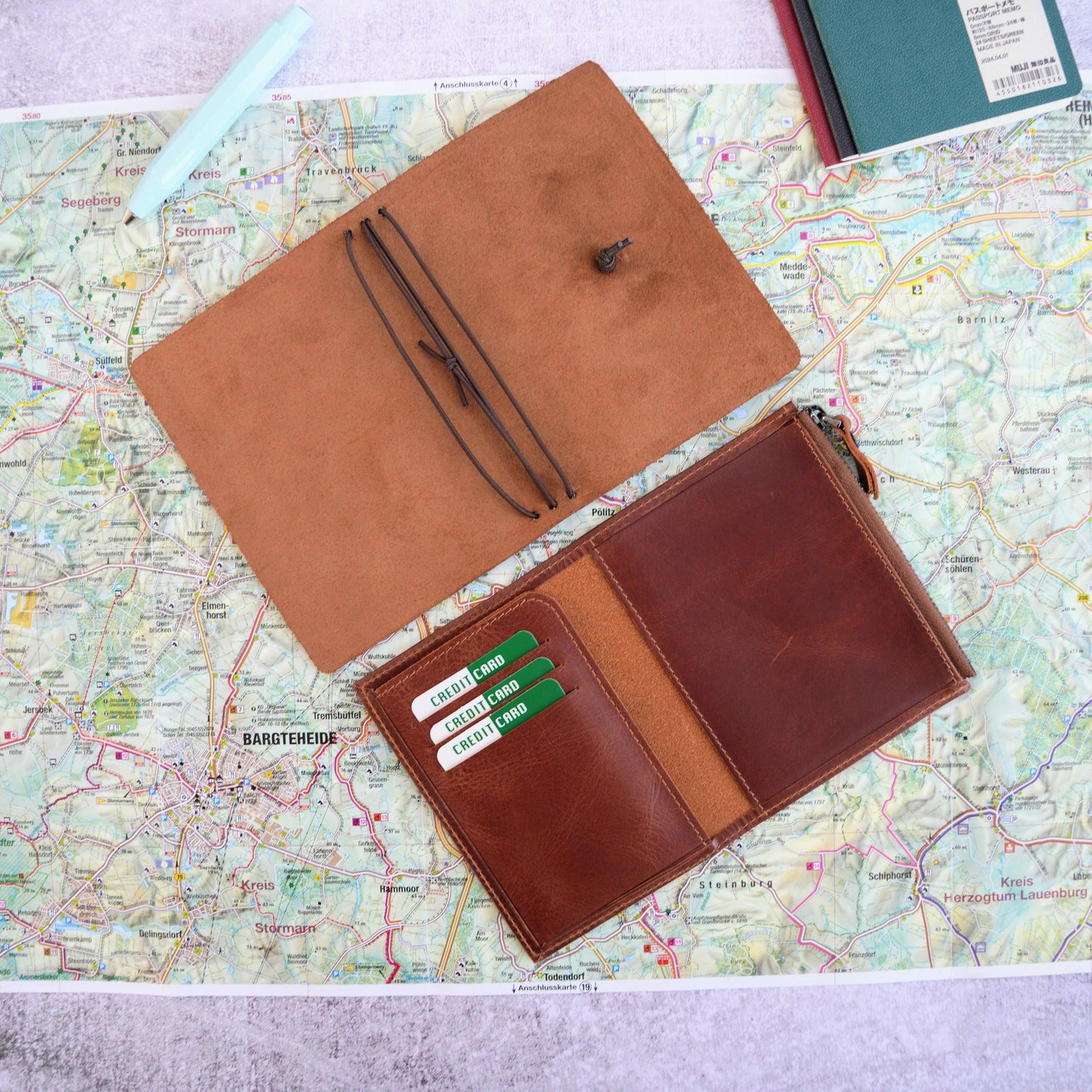 Signature Passport EDC Set: Traveler’s Notebook & Wallet aus Leder