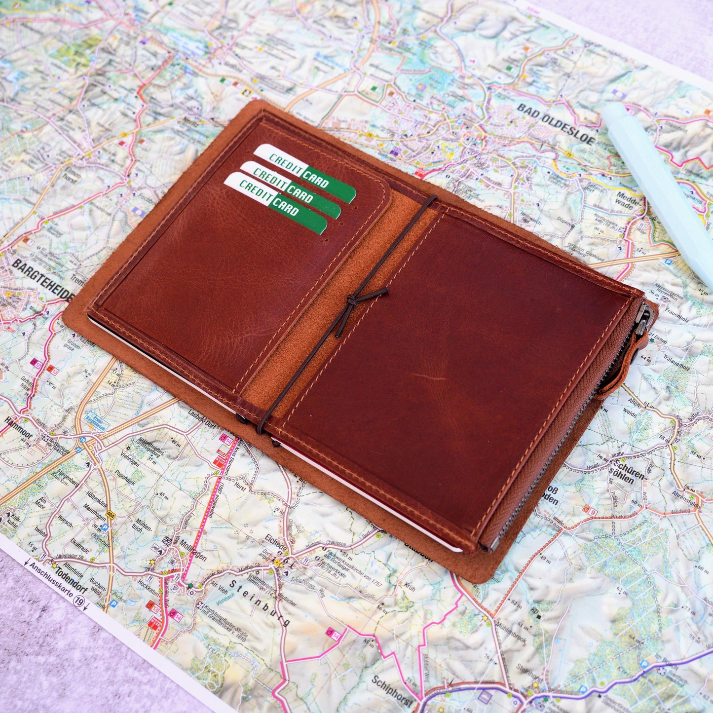 Signature Passport EDC Set: Traveler’s Notebook & Wallet aus Leder